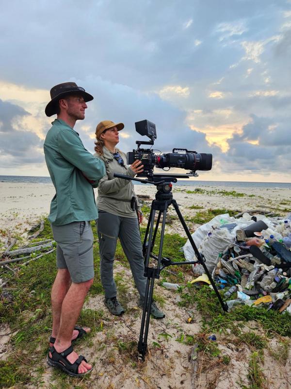 Bild 1 von 1: Im Bild: Filmteam Marlen Hundertmark und Pim Niesten am Strand von Gabun.