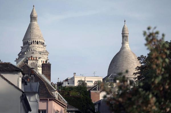 Bild 1 von 3: Montmartre erwacht unter Trommelwirbel. Die Straßenkinder des Viertels, Poulbots genannt, durchstreifen den Hügel im Rhythmus ihrer Schläge.