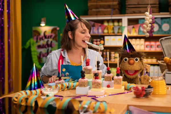 Bild 1 von 2: Moppi und Maya feiern eine Party mit Luftschlangen und Partykuchen.© rbb/ANDERTHALB Medienproduktion GmbH/Daria Biliak - Honorarfreie Verwendung gemäß AGB im redaktionellen Zusammenhang mit genannter Sendung bei Nennung \