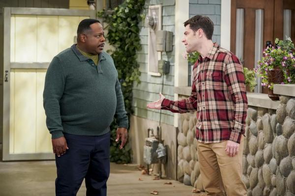 Bild 1 von 14: Calvin Butler (Cedric the Entertainer, l.); Dave Johnson (Max Greenfield, r.)