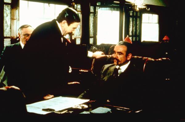 Bild 1 von 5: Im Bild (v.li.): Albert Finney (Hercule Poirot), Sean Connery (Col. Arbuthnot).