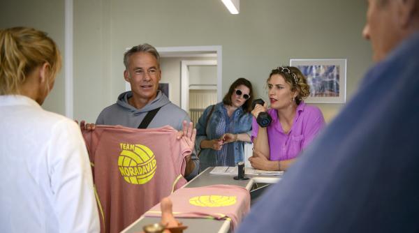 Bild 1 von 22: Dr. David Mandel (Marco Girnth), präsentiert Nora Kaminski (Tanja Wedhorn, li.), Michael Kubatsky (Michael Kind, re.) und Mandy Petersen (Morgane Ferru) seine selbst angefertigten Team-Trikots. Mitte: Jana Bug (Anne Weinknecht)