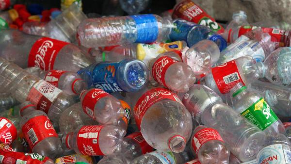 Bild 1 von 3: Coca-Cola gilt als weltweit größter Hersteller von Erfrischungsgetränken, aber auch als größter Plastikmüllproduzent.