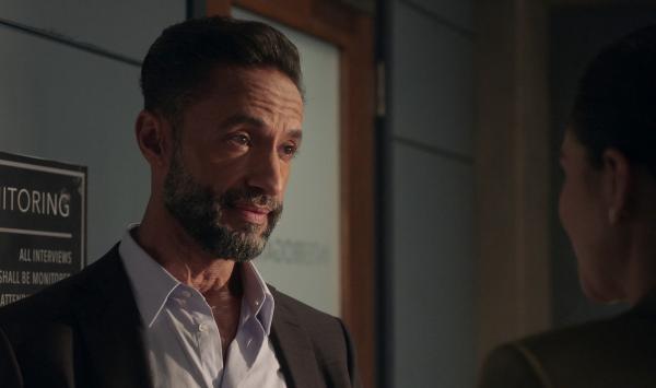 Bild 1 von 3: Ryan Caradines (Kamar de los Reyes, l.) Einheit bekommt mit Lopez (Alyssa Diaz, r.) Beförderung einen neuen Detective zugeteilt. Und auch wenn Lopez bereit ist sofort loszulegen, erklärt er ihr zuerst einige Grundregeln seiner Einheit.