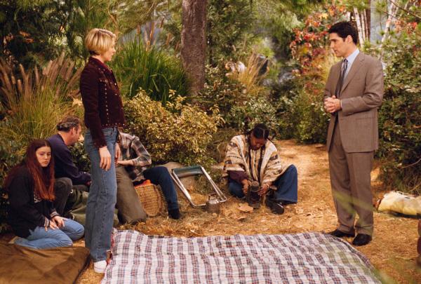 Bild 1 von 8: Dharma geht mit Kitty zum Spatenstich für ein Freilufttheater. Dort angekommen, gerät Dharma außer sich, soll doch das Theater in einem Naturschutzgebiet errichtet werden! Sofort fängt sie an, gegen das Projekt mobil zu machen und kann sogar den Schauspieler Ed Begley jr. dafür gewinnen. Teensy, die Organisatorin des Theater-Projekts und eine von Kittys ärgsten Feindinnen, muss schließlich klein beigeben. Doch Dharma kann sich über ihren Erfolg nicht so richtig freuen â?¦