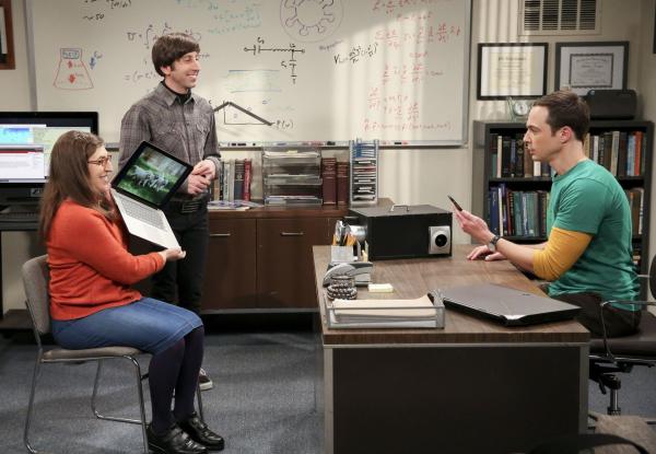 Bild 1 von 16: Sheldon (Jim Parsons, r.) will mit Hilfe eines Emotionendetektors die Gefühle seiner Freunde Amy (Mayim Bialik, l.) und Howard (Simon Helberg, M.) besser verstehen. Doch die haben schon bald die Schnauze gestrichen voll ...