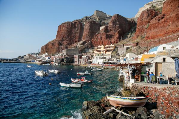Bild 1 von 18: Im Bild: Die malerische Ammoudi-Bucht auf Santorin.