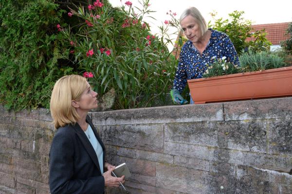 Bild 1 von 3: Schreckliche Neuigkeiten für Ingrid Schaller (Heide Simon, r.): Die erste Kriminalhauptkommissarin Martina Seiffert (Astrid M. Fünderich, l.) überbringt ihr die Todesnachricht einer langjährigen Freundin und Nachbarin, die ermordet in ihrem Pool aufgefunden wurde. Kann Ingrid Schaller Martina Seiffert etwas über ein dubioses Immobilienrenten-Modell, auf das sich ihre Freundin eingelassen hatte, sagen?