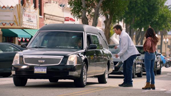 Bild 1 von 3: John Nolan (Nathan Fillion, M.) und Bailey (Jenna Dewan, r.) halten Shirley (Ellen Crawford. l.) auf offener Straße an, als sie in einem Leichenwagen unterwegs ist.
