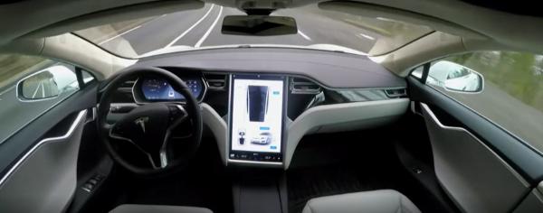 Bild 1 von 2: Armatur inklusive hochmodernem Bordcomputer eines Teslas.