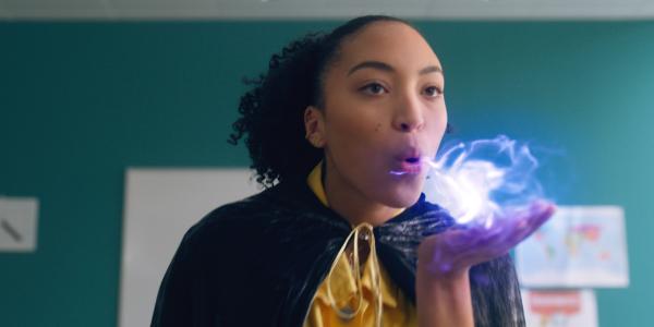 Bild 1 von 3: Mit etwas Minze, nur einer Prise, verschwindet diese Krise! Cece (Hailey  Romain) hofft, dass der Zauberspruch wirkt und danach alles wieder beim Alten ist.