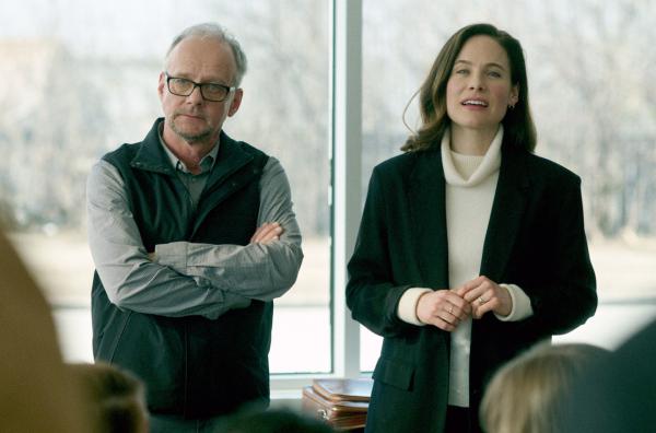 Bild 1 von 2: Sarah (Caroline Dhavernas) versucht, die Aktionäre vom Verkauf an ihren Mandanten Minexore zu überzeugen.