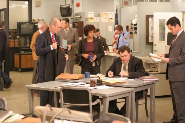 Bild 1 von 8: Mit Hochdruck arbeiten Lt. John Stillman (John Finn, vorne l.), Kat Miller (Tracie Thoms, vorne 3.v.r.), Det. Nick Vera (Jeremy Ratchford, 2.v.r.) und Det. Scott Valens (Danny Pino, r.) am aktuellen Fall ...