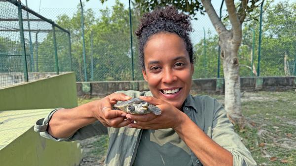 Bild 1 von 3: Tierreporterin Pia mit einem Baby der Nördlichen-Batagur-Schildkröte