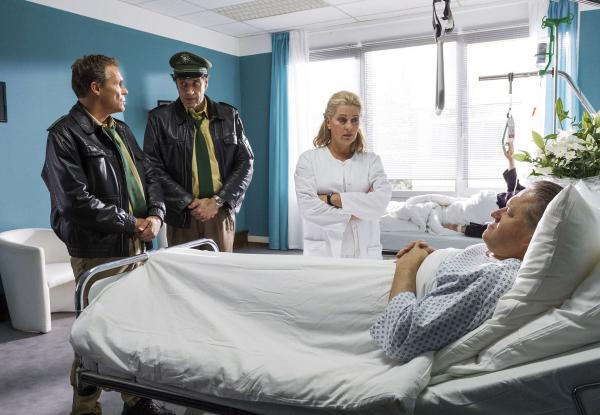 Bild 1 von 10: Girwidz (Michael Brandner, rechts) muss wegen einer Lebensmittelvergiftung die Ermittlungen vom Krankenhaus aus leiten. Ohne Uniform nehmen ihn Hubert (Christian Tramitz, links) und Staller (Helmfried von Lüttichau, 2. von links) nicht ernst (mit Karin Thaler).