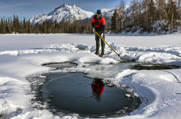 Bild 1 von 6: Ausstoß von Methan am Goldstream Lake in Fairbanks, Alaska