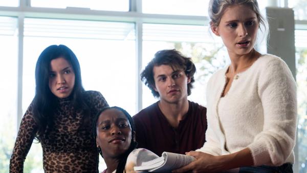 Bild 1 von 5: (v.l.n.r.) Tori Vince (Erika Prevost); Jackie Braun (Sierra Holder); Scott Becker (Samuel Braun); Regan Winters (Alexandra Beaton)