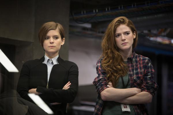 Bild 1 von 12: Lee Weathers (Kate Mara, l.); Dr. Amy Menser (Rose Leslie, r.)
