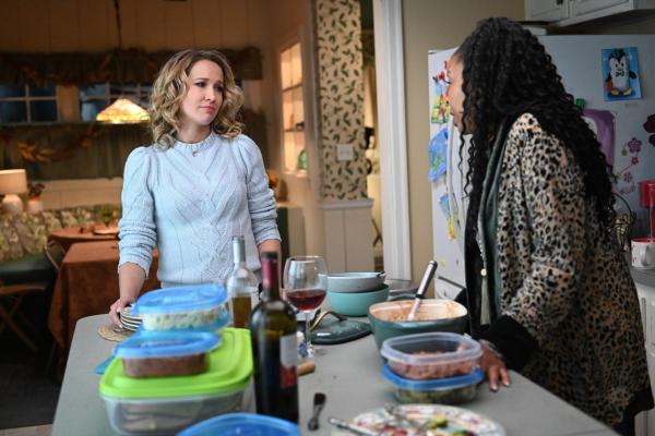 Bild 1 von 11: Ginny (Anna Camp, l.); Adams Adams (Tymberlee Hill, r.)