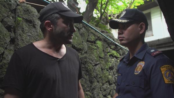 Bild 1 von 5: Sebastian Perez Pezzani im Gespräch mit einem philippinischen Drogenfahnder.
