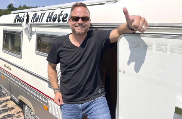 Bild 1 von 1: Friso Richter mit seinem Oldtimer-Wohnmobil \