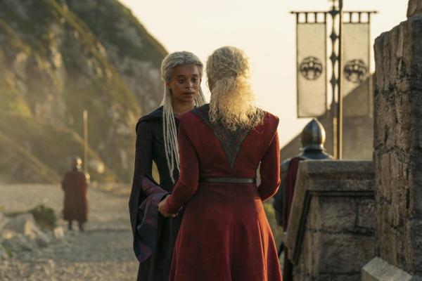 Bild 1 von 17: Baela Targaryen (Bethany Antonia, l.); Rhaena Targaryen (Phoebe Campbell, r.)