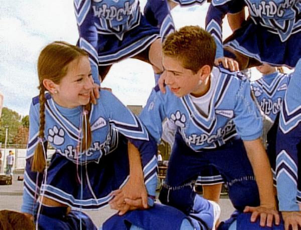 Bild 1 von 19: Im Bild: Reese (Justin Berfield) ist sogar Cheerleader geworden, um Wendy (Lisa Lewolt) näherzukommen.