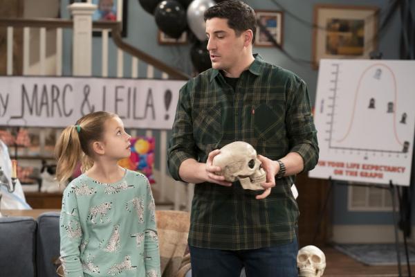 Bild 1 von 17: Leila (Oakley Bull, l.); Mike (Jason Biggs, r.)