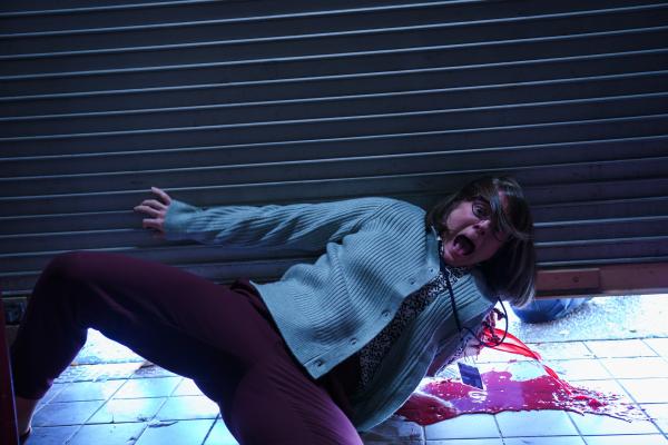 Bild 1 von 10: Lehrerin Mrs. Nolby (Joanna Horton) wird während der Prüfung von den Zombie-Senioren attackiert.