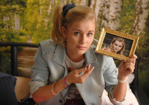 Bild 1 von 19: Ines kann nicht glauben, dass das junge Mädchen (Anna Hausburg), das auf ihrem Bett sitzt, die jüngere Ausgabe von ihr selbst sein soll. Doch der Vergleich mit dem Foto, das sie mit 16 Jahren zeigt, macht ihr deutlich, dass sie Besuch von ihrer eigenen Vergangenheit erhält ...