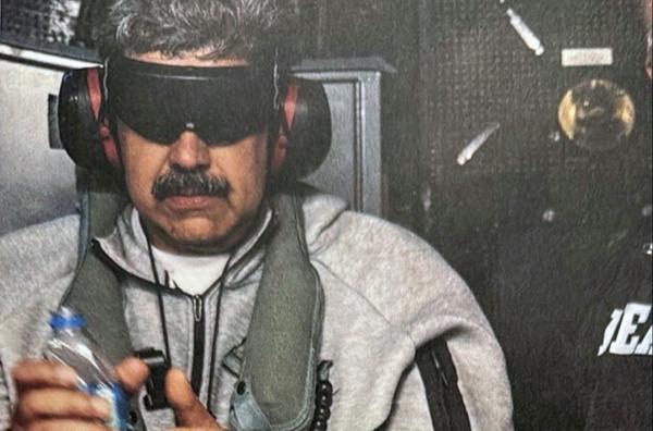 Bild 1 von 1: Dieses Foto war der erste Beweis für die Festnahme von Nicolás Maduro: Es zeigt den venezolanischen Präsidenten gefesselt und seiner Sinne beraubt ? und wurde von Donald Trump verbreitet.