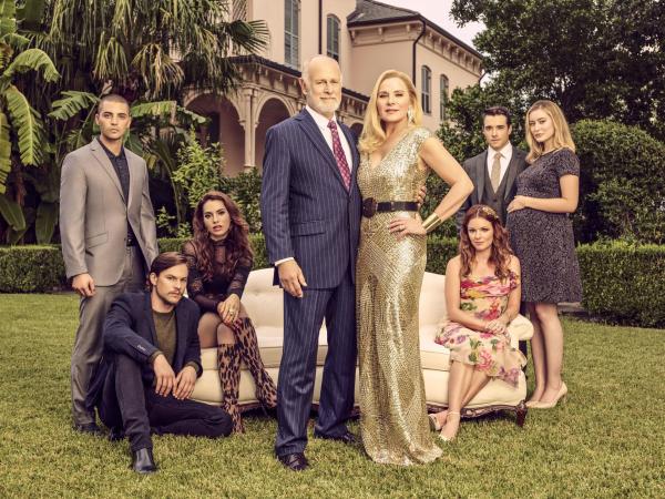 Bild 1 von 14: (v.l.n.r.) Antonio Rivera (Benjamin Levy Aguilar); Jason Conley (Mark L. Young); Ginger Sweet (Melia Kreiling); Eugene Monreaux (Gerald McRaney); Margaret Monreaux (Kim Cattrall); Rose Monreaux (Aubrey Dollar); Eric Monreaux (Corey Cott); Becky Monreaux (Olivia Macklin)
