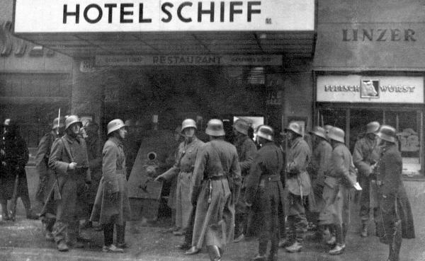Bild 1 von 5: Im Bild: Bürgerkrieg 1934, Hotel Schiff.