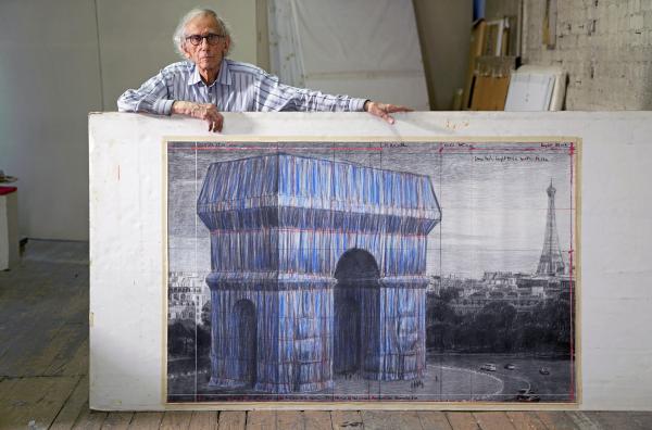 Bild 1 von 6: Christo im Jahr 2019 mit seinem Entwurf des verhüllten Arc de Triomphe in Paris