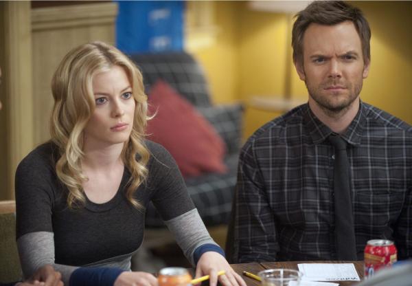 Bild 1 von 11: Troy und Abed haben Britta (Gillian Jacobs, l.), Troy (Joel McHale, r.) und ihre anderen Freunde aus der Lerngruppe in ihr neues Apartment zum Yahtzee-Spielen eingeladen. Der Abend fängt eigentlich ganz gut an ...