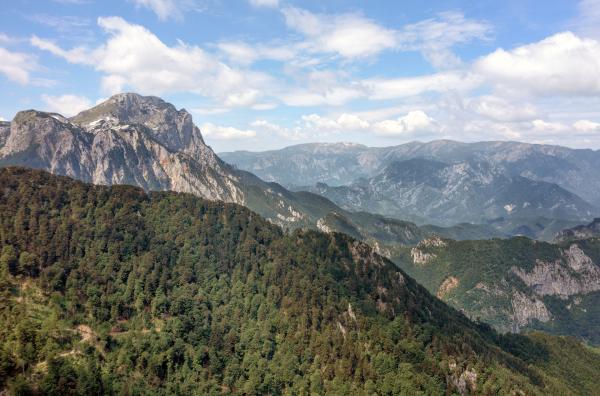 Bild 1 von 5: Bosnien und Herzegowinas Landschaft ist geprägt von Flüssen, Seen und dem zerklüfteten Dinarischen Gebirge. Ihre Tier- und Pflanzenwelt ist artenreich und vielfältig.