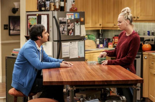 Bild 1 von 20: Als Raj (Kunal Nayyar, l.) Penny (Kaley Cuoco, r.) erzählt, dass Ruchi ihr Verhältnis unverbindlich halten will, ahnt Penny sofort, dass das nicht lange gutgehen wird ...