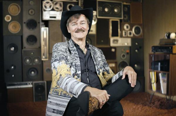 Bild 1 von 4: Randy Jones, der Original-Cowboy der Village People, spricht über den Mythos Amerika ? den Mythos der Freiheit und der unbegrenzten Möglichkeiten ?, den die Band verkörperte.