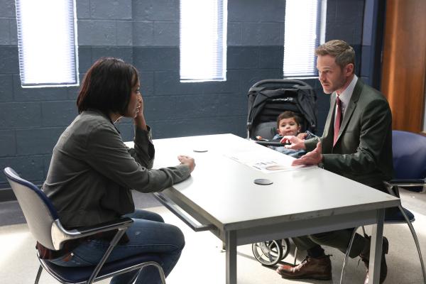 Bild 1 von 3: Als Wesley (Shawn Ashmore, r.) am Fall von Gemma Ramp (Pauline Dyer, l.) erneut erkennt, wie verdorben das Rechtssystem ist, fasst er einen prägenden Entschluss.