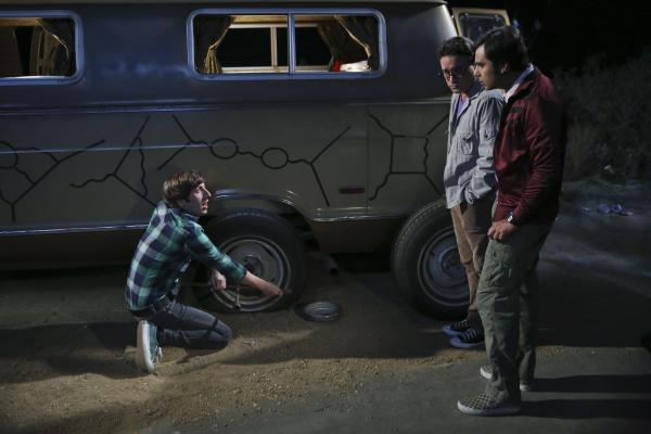Bild 1 von 13: Ein geplatzter Reifen stellt das Know-How von Howard (Simon Helberg, l.), Leonard (Johnny Galecki, 2.v.r.) und Raj (Kunal Nayyar, r.) auf die Probe ...