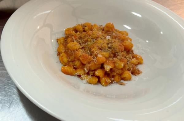 Bild 1 von 2: Malloreddus alla campidanese: Sardische Gnocchi mit Tomatensoße sind eine Spezialität Sardiniens.
