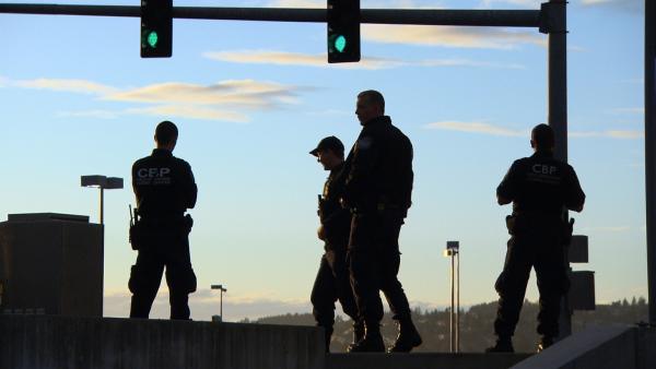 Bild 1 von 1: Der Beruf als Grenzpolizist bedeutet ein Leben am Limit ...