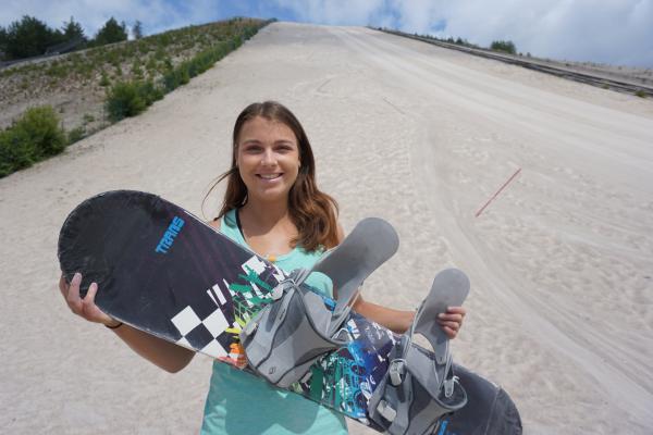 Bild 1 von 8: Laura beim Sandboarden! Sie stellt gemeinsam mit Trainer Jo und Rica die total abgefahrene Sportart vor.