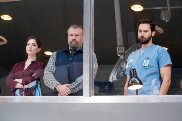 Bild 1 von 17: Im Bild (v.li.): Janet Montgomery (Dr. Lauren Bloom), Tyler Labine (Dr. Iggy Frome), Ryan Eggold (Dr. Max Goodwin).