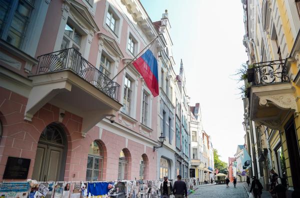 Bild 1 von 6: Die russische Botschaft in Tallinn, Estland: Mit Plakaten, Blumen und Kerzen drücken die Menschen ihre Anteilnahme für die Bevölkerung in der Ukraine aus.