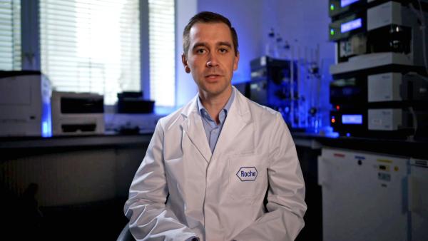 Bild 1 von 6: Moritz ist als promovierter Biochemiker Fachexperte für die Produktion von Enzymen bei Roche Diagnostics in Penzberg. Jeden Tag eine neue Herausforderung, er weiß nie, was auf ihn zukommt und muss mehrmals täglich Probleme lösen, so schnell es geht. Dabei muss er ein Laborteam optimal leiten. Mit gerade mal 29 Jahren hat er Führungsverantwortung.