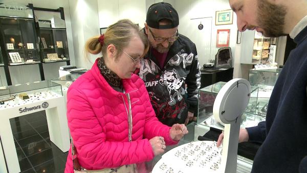 Bild 1 von 3: Jessica und Olaf wollen heiraten und suchen sich heute schon einmal die Ringe aus