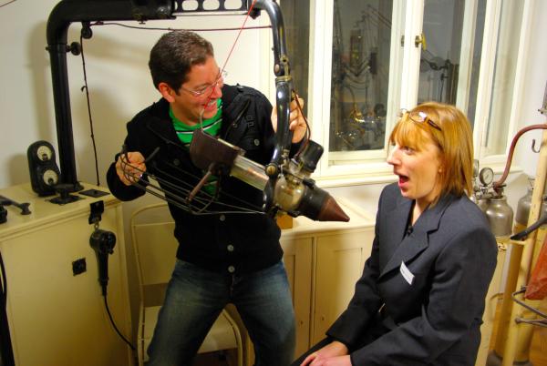 Bild 1 von 5: Die Moderatoren Michael Meisenzahl und Camilla Smith beim Zahnarzt in einer historischen Praxis im Nürnberger Museum Industriekultur.