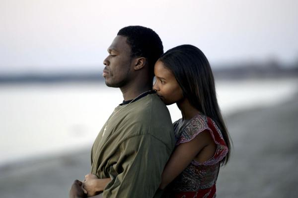 Bild 1 von 14: Seit dem Tod seiner Mutter gerät Marcus (50 Cent, l.) immer stärker auf die schiefe Bahn. Auch seine Freundin Charlene (Joy Bryant, r.) kann ihn nicht vor sich selbst retten. Doch dann gerät er mitten in eine mörderische Schießerei ...