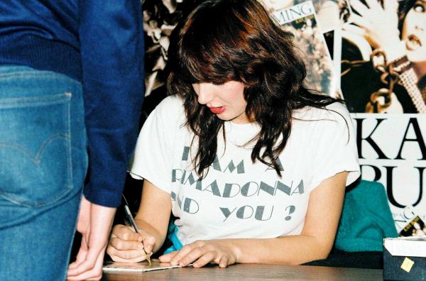 Bild 1 von 2: Autorin, Komponistin, Sängerin, Tänzerin, Performancekünstlerin: Kate Bush, das Allroundgenie, erschloss mit ihrer poetischen und radikalen Andersartigkeit neue Wege in der Popmusik.